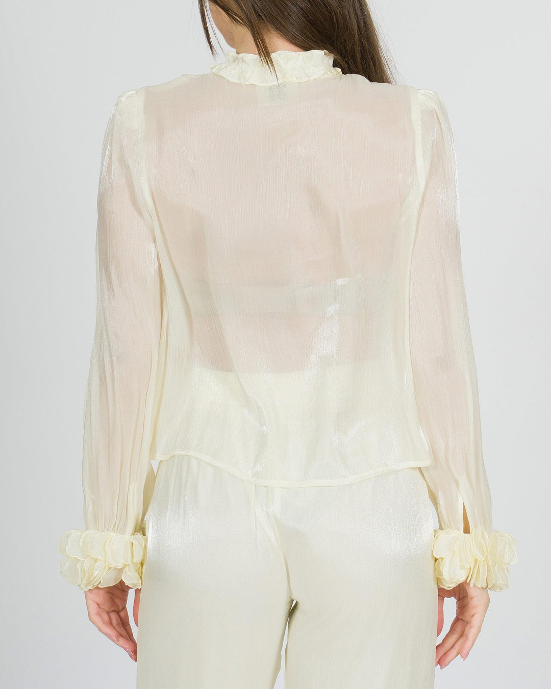 Camicia amosa panna in tessuto lucido con petali 