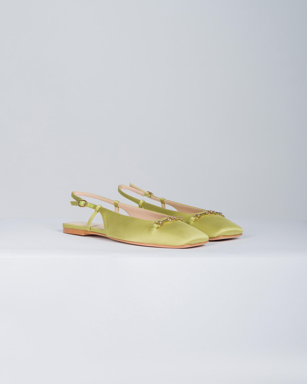 Ballerine sling back in raso acido 