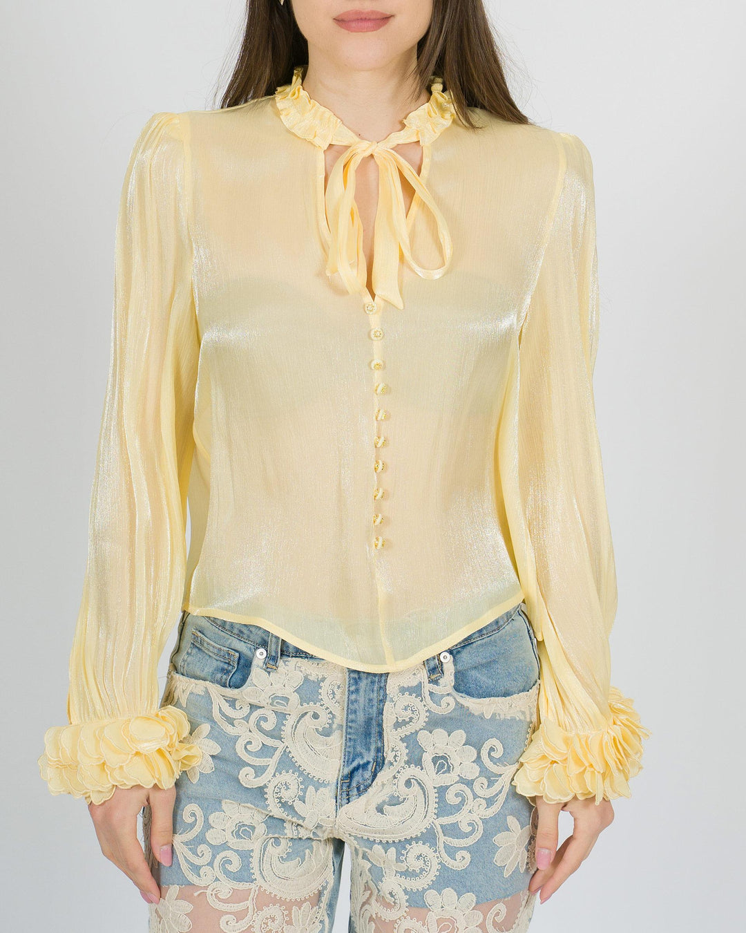 Camicia amosa gialla in tessuto lucido con petali 