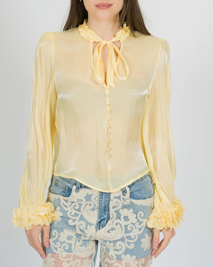 Camicia amosa gialla in tessuto lucido con petali 