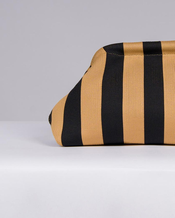 Scopri questa elegante borsa con cura e attenzione ai dettagli. Il design vivace e raffinato, caratterizzato dalle righe nei toni del viola e del rosso  che la rende l&