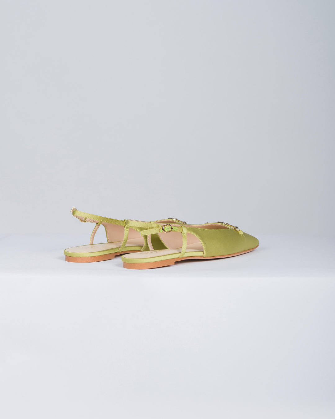 Ballerine sling back in raso acido 