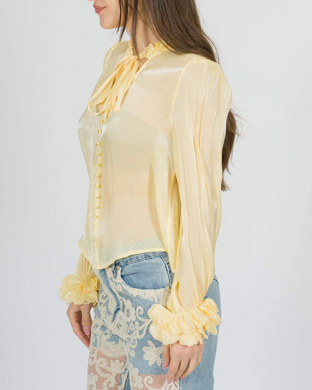 Camicia amosa gialla in tessuto lucido con petali 