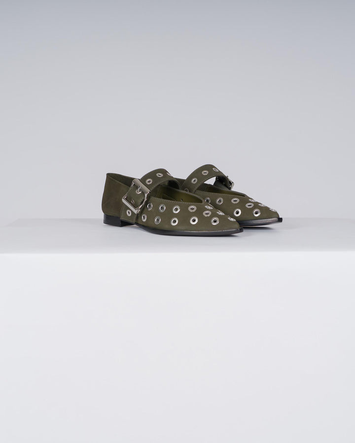Ballerine in pelle verde con borchie e cinturino 