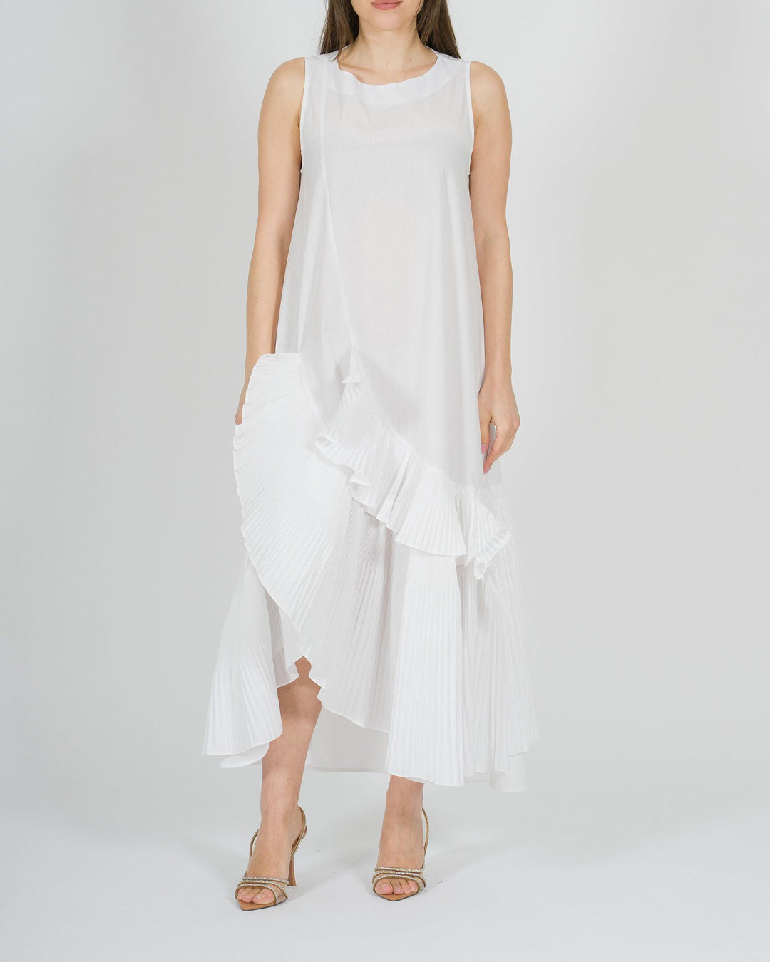 Abito lungo bianco con giro manica e volant in plissé 