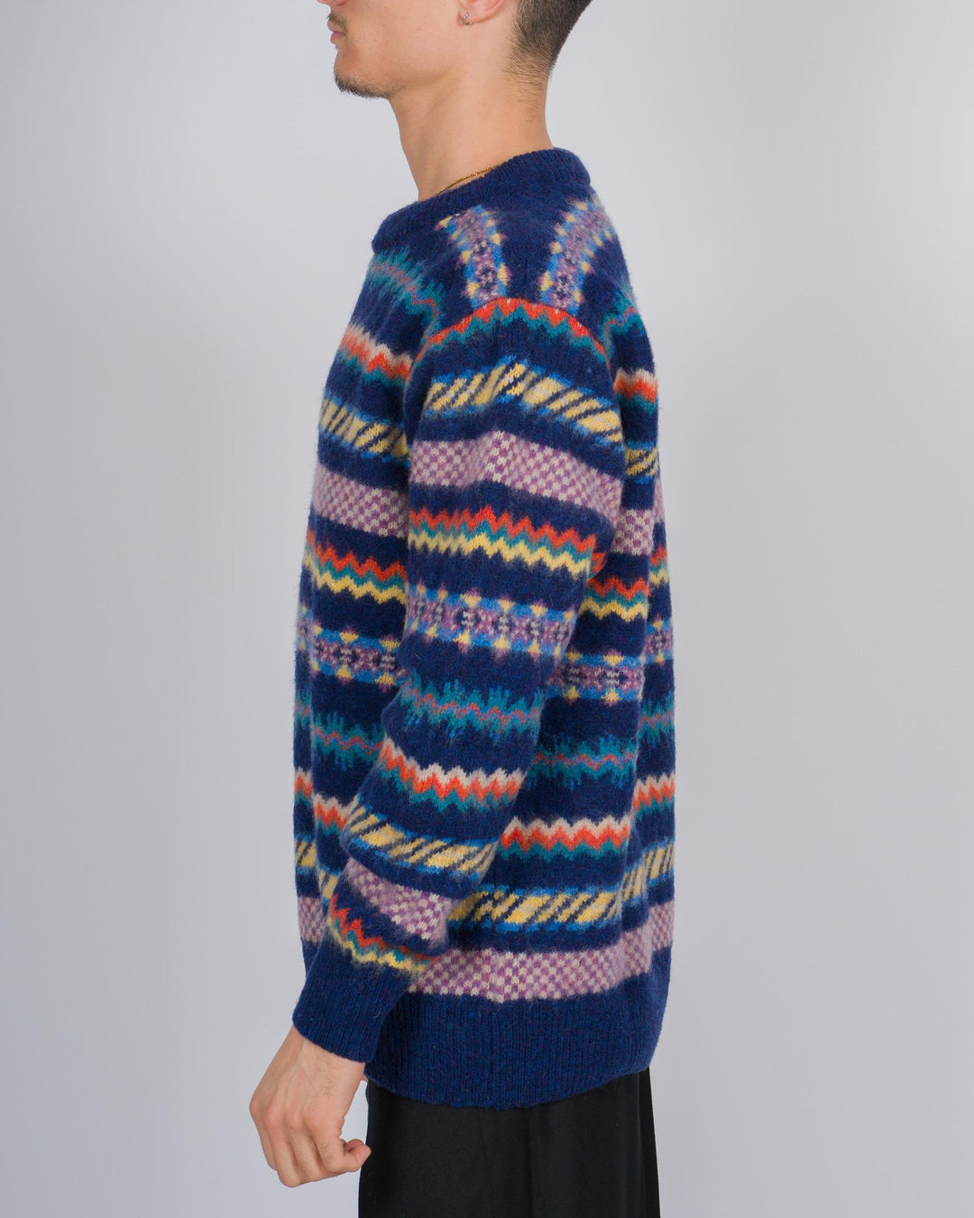 Maglione girocollo in lana con intarsi colorati blu 