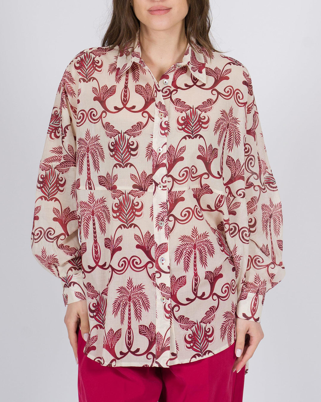 Camicia over beige con stampa floreale rossa 