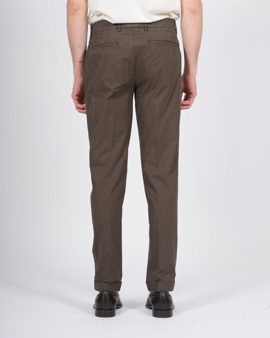 Pantalone retro moro con pence e risvolto 