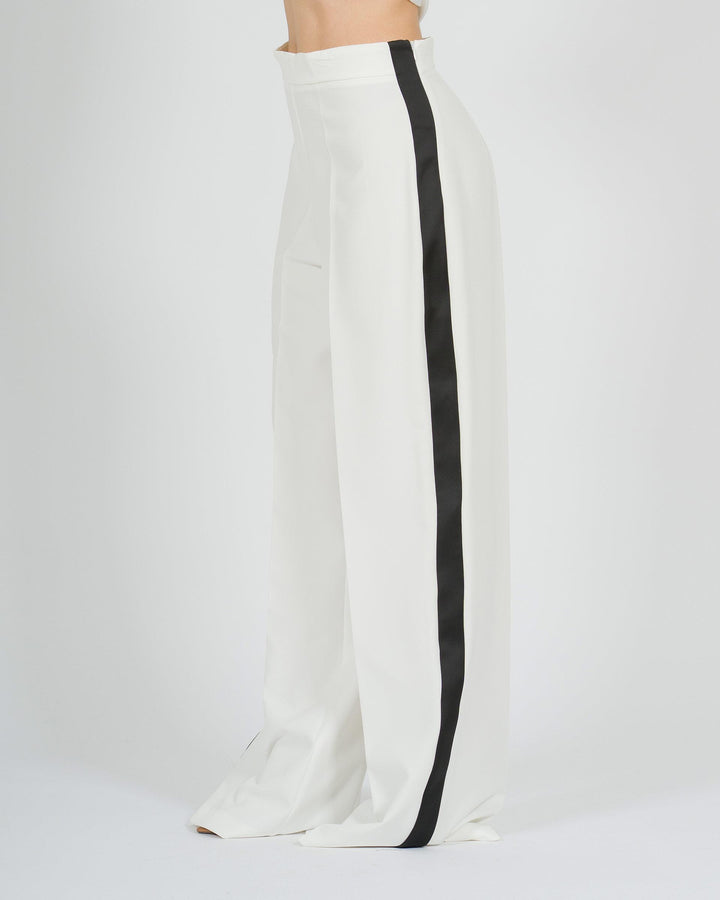 Pantalone palazzo bianco in tessuto cascante con banda laterale nera 