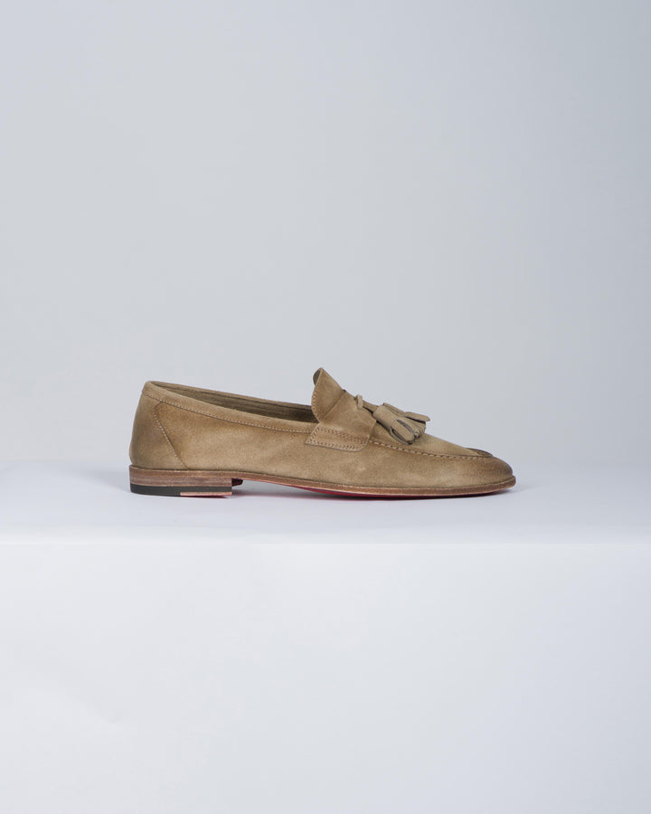 Mocassino camoscio con nappine 