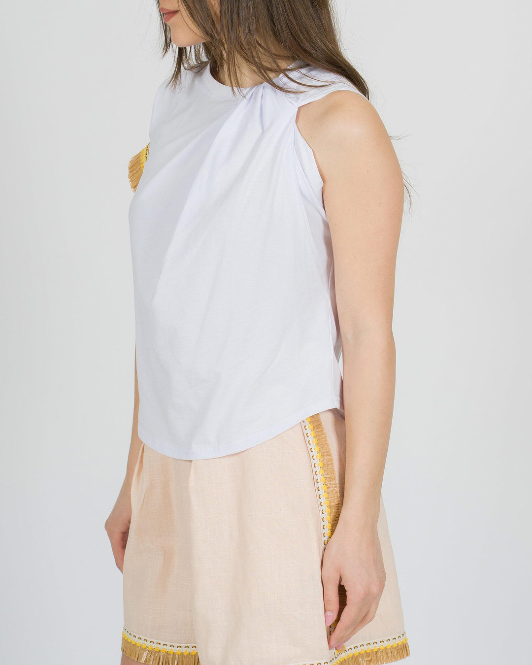 T-shirt bianca Amosa monospalla con nodo e nappine di paglia 