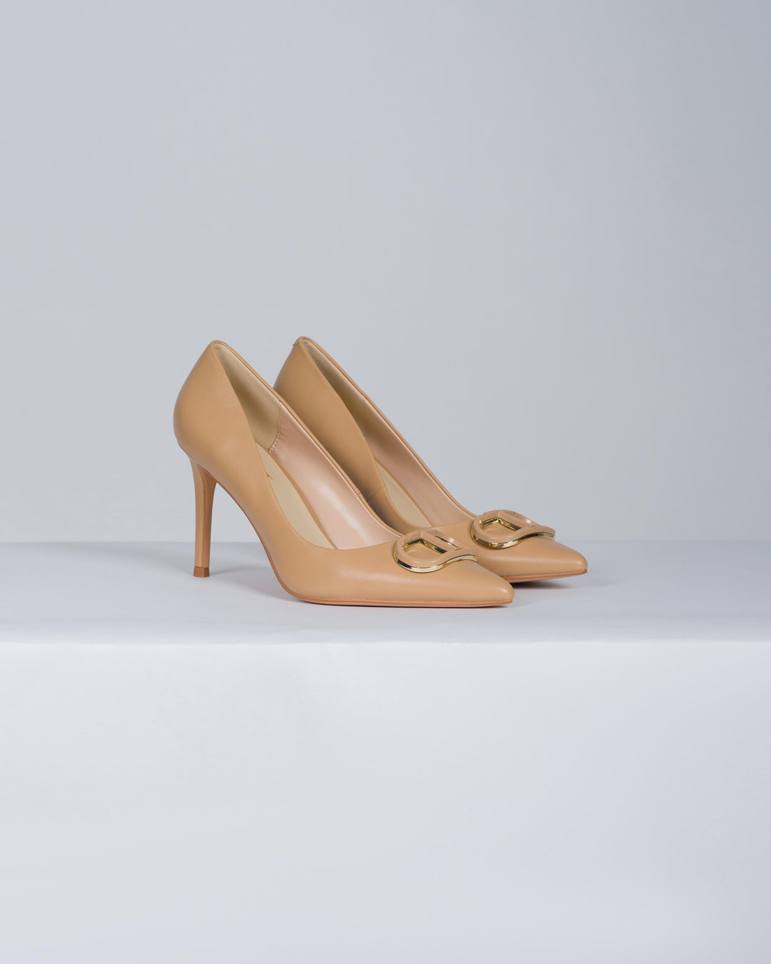 Décolleté in pelle con Oval T camel 