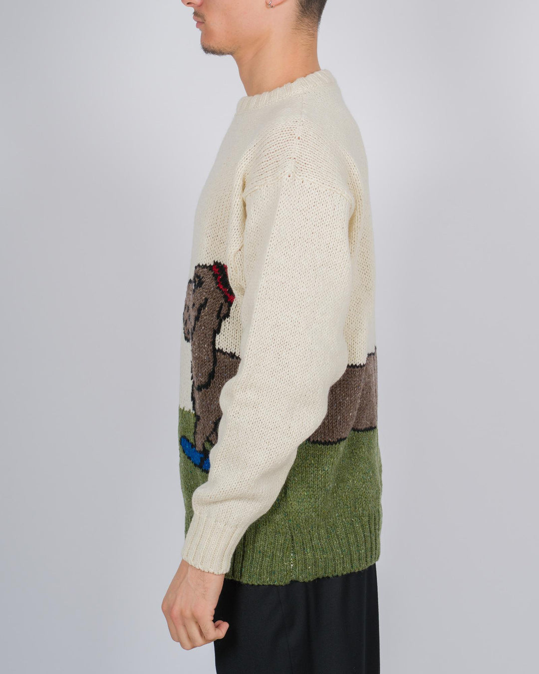 Maglione girocollo in lana con intarsio cane su fondo panna 