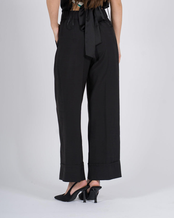 Pantalone nero ampio con pence 