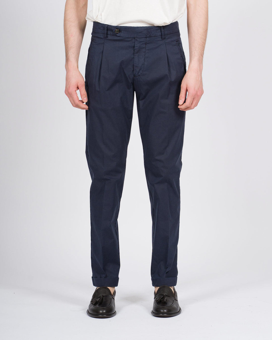 Pantalone retro blu con pence e risvolto 